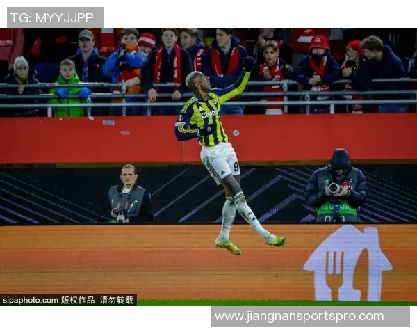 费内巴切冬窗求购莱万遭拒绝球员希望留队至明夏